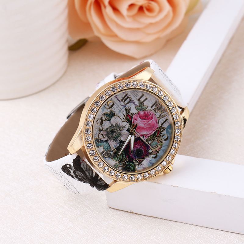 Mode Bohemia Style Kvinder Watch Læderrem Retro Rose Pattern Quartz Watch