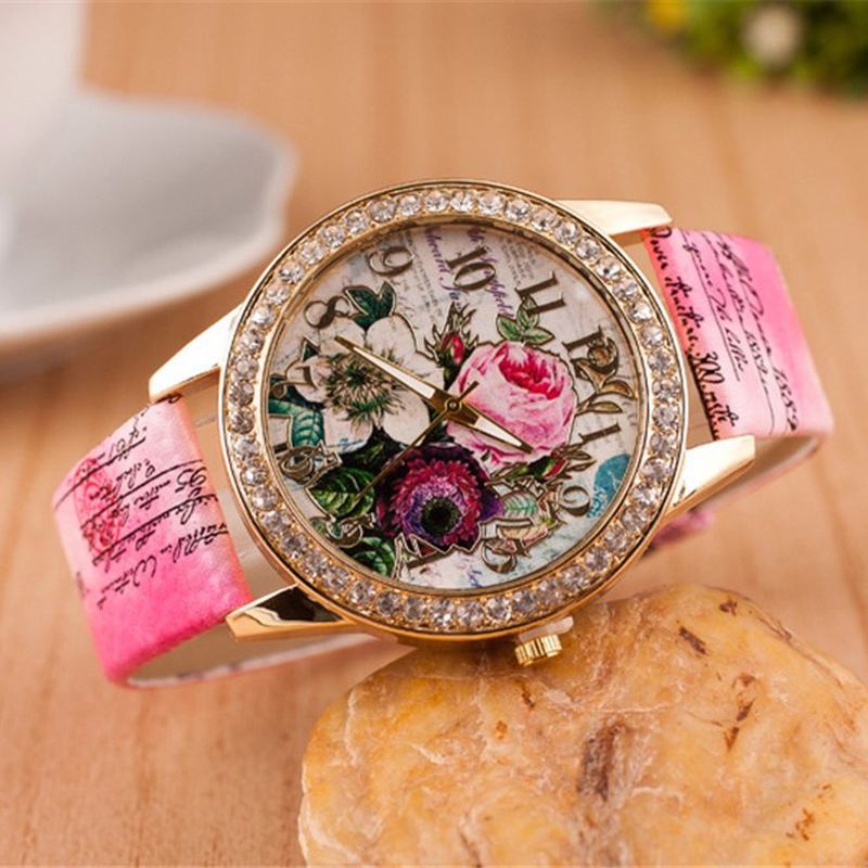 Mode Bohemia Style Kvinder Watch Læderrem Retro Rose Pattern Quartz Watch